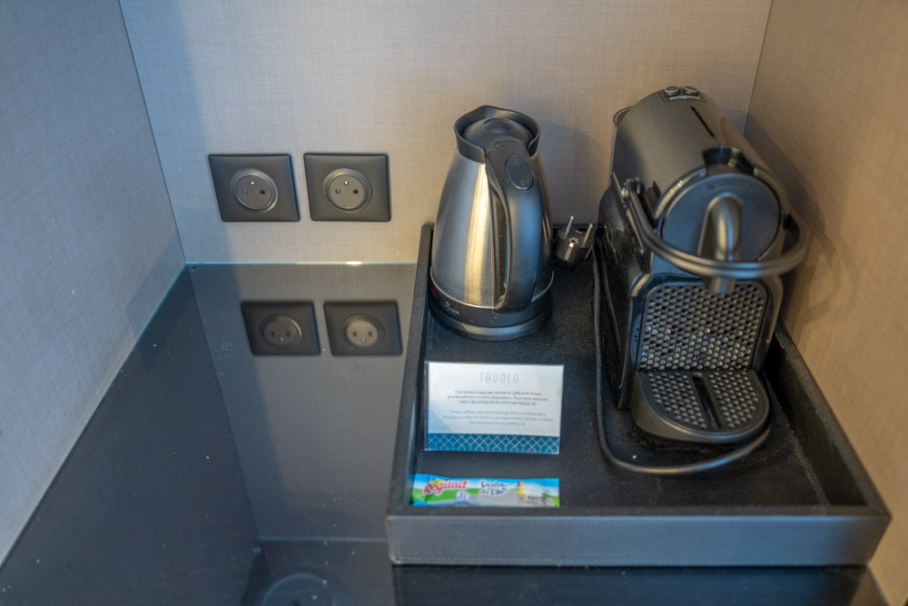 ホテル コロンブス モンテカルロのコーヒーメーカーとポット
