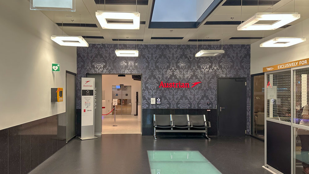 SKY Loungeの前のAustarian航空のラウンジ