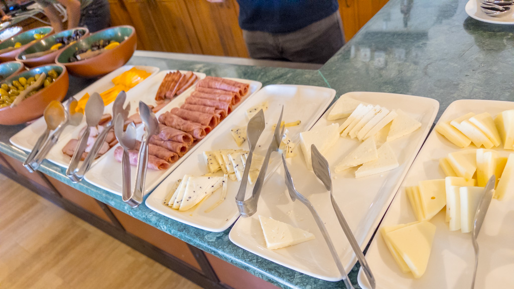 Artemis Cave Suitesの朝食のハムやチーズ