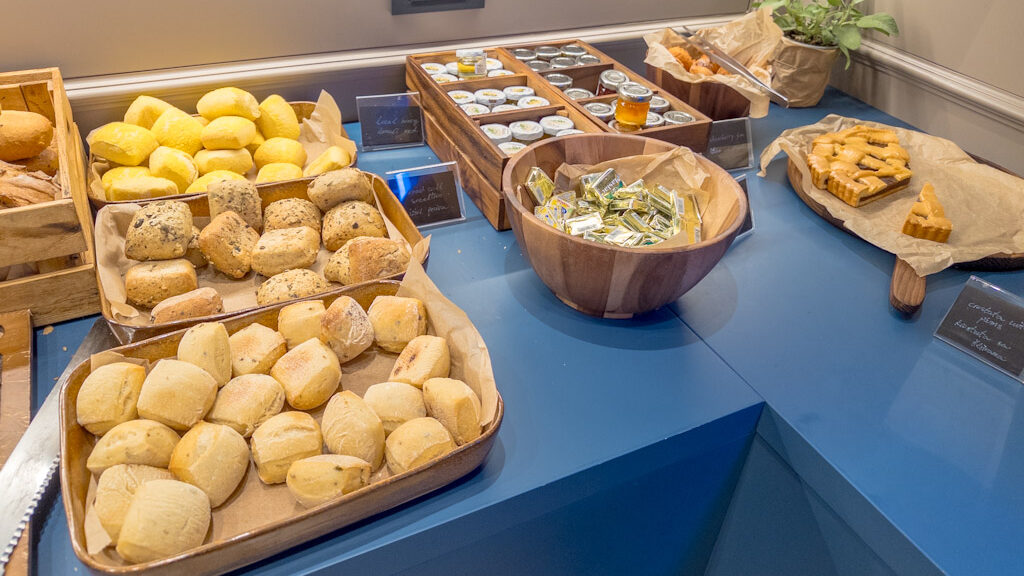 シェラトン ザグレブ ホテル の朝食ブッフェのパンやケーキ