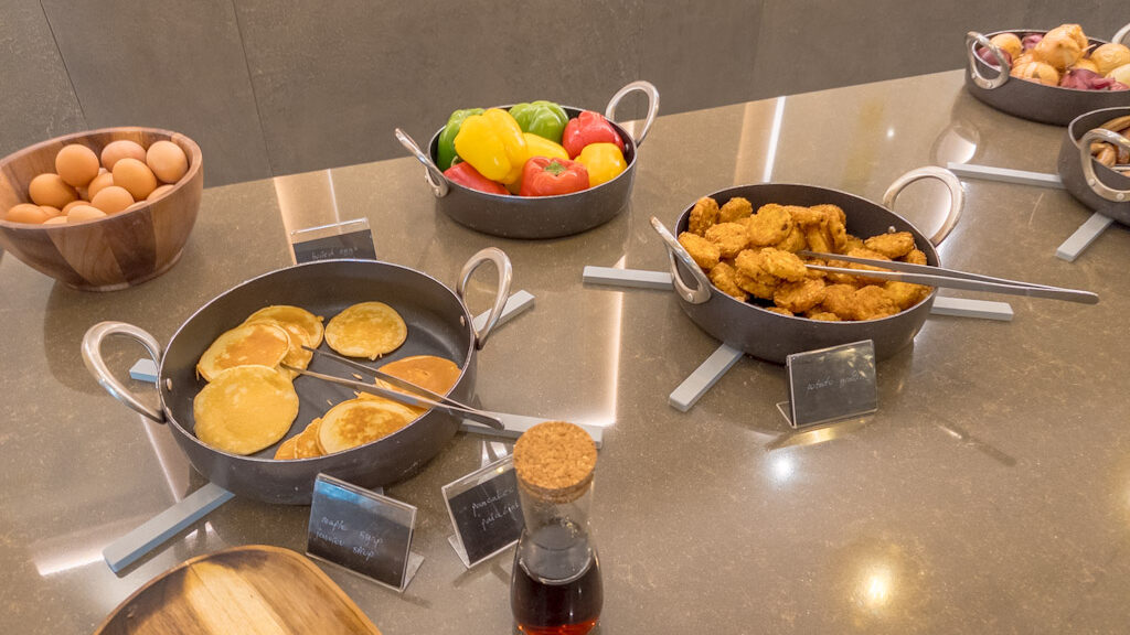 シェラトン ザグレブ ホテル の朝食ブッフェのパンケーキやハッシュドポテト