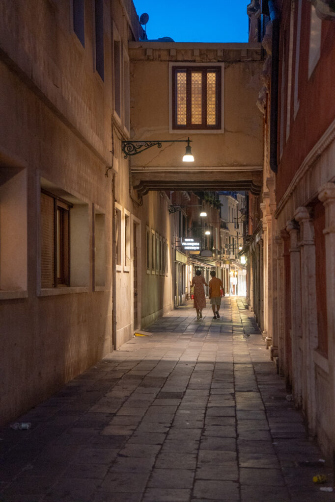 夜のヴェネツィアの路地
