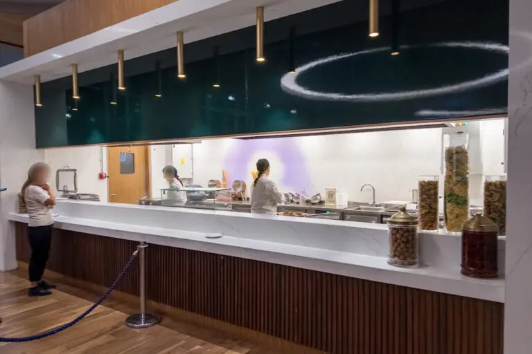 パスタと肉料理が提供されるカウンター