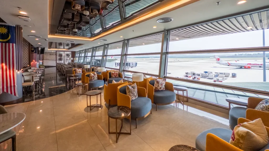 Travel Club Lounge内の様子。飛行機も見える