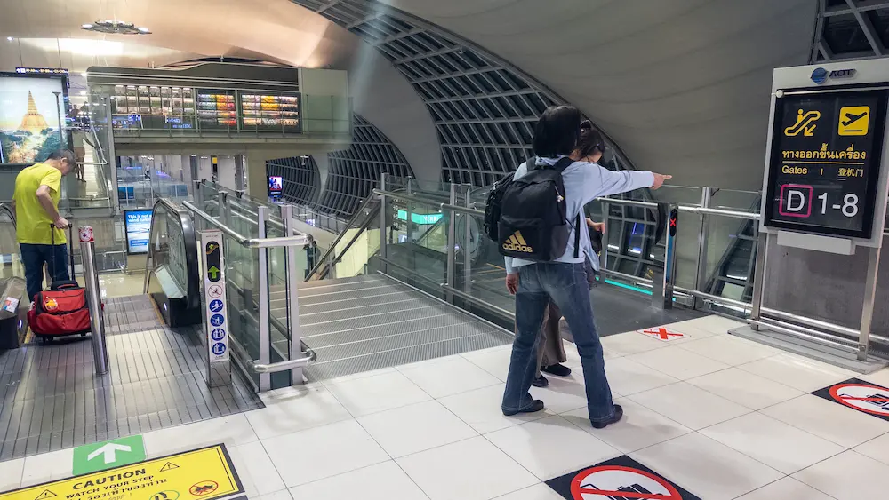 D1-D8ゲート方面のエスカレーター