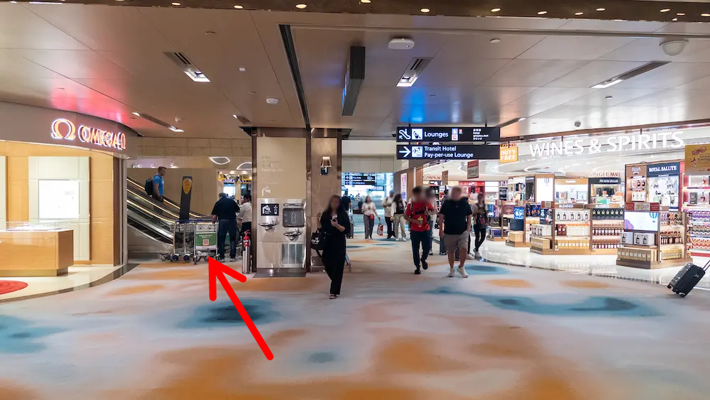 免税店横のエスカレーター