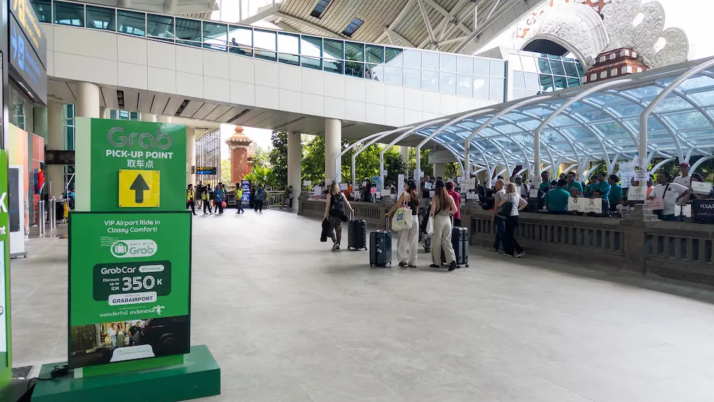 デンパサール空港のGrabの看板