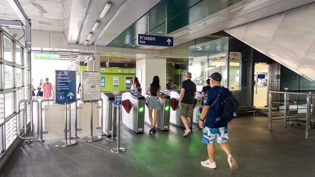 Ha Yaek Lat Phrao駅のExit 4 の改札