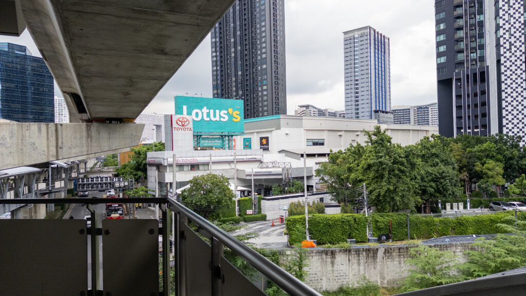 歩道橋からLotus'sが見える